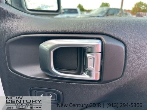 Used 2025 Jeep Wrangler Unlimited Sahara AWD/4WD image 30