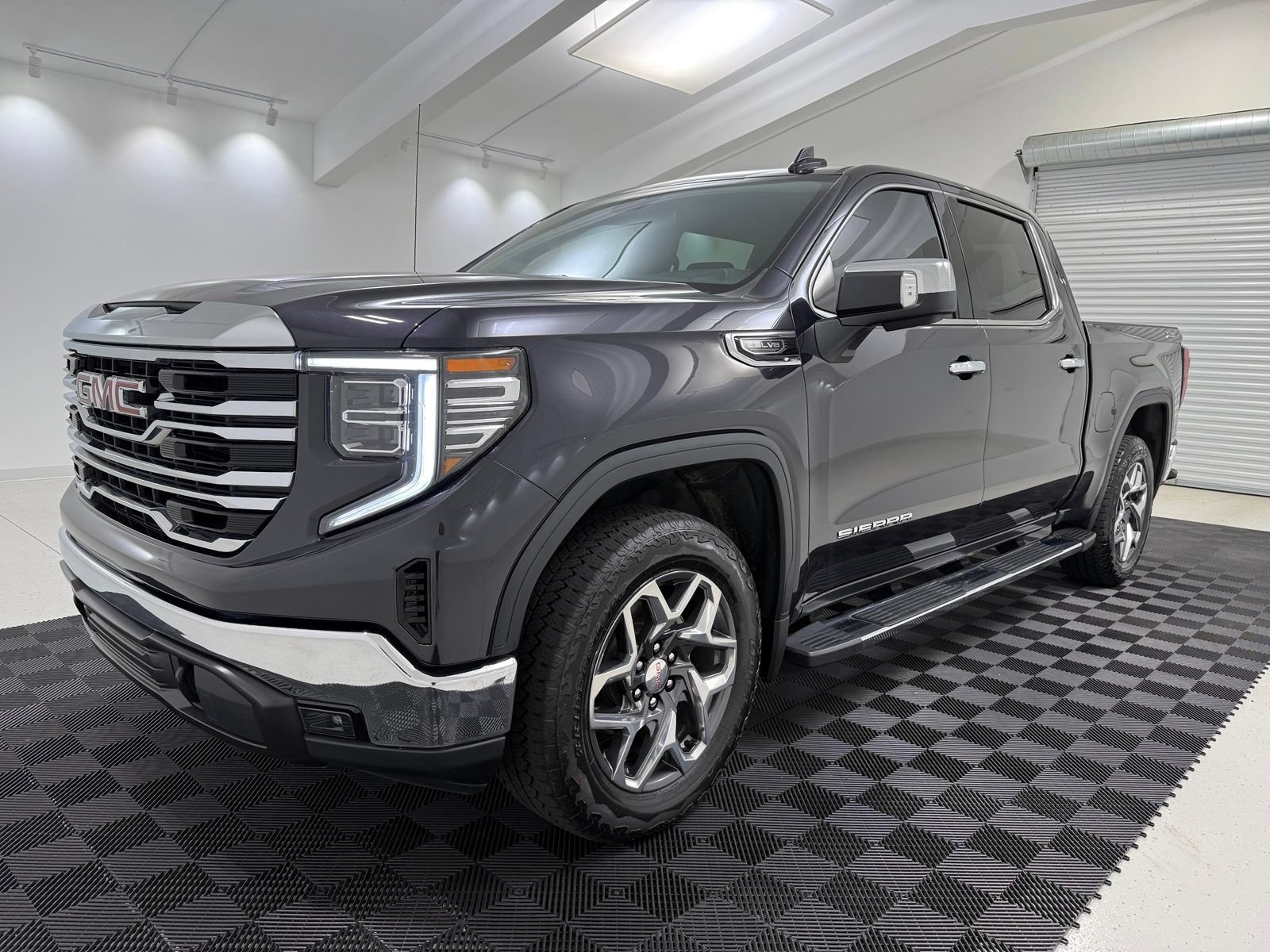 Used 2023 GMC Sierra 1500 SLT w/ SLT Premium Package AWD/4WD image 3