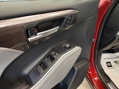 New 2026 Toyota Highlander Platinum AWD/4WD image 10