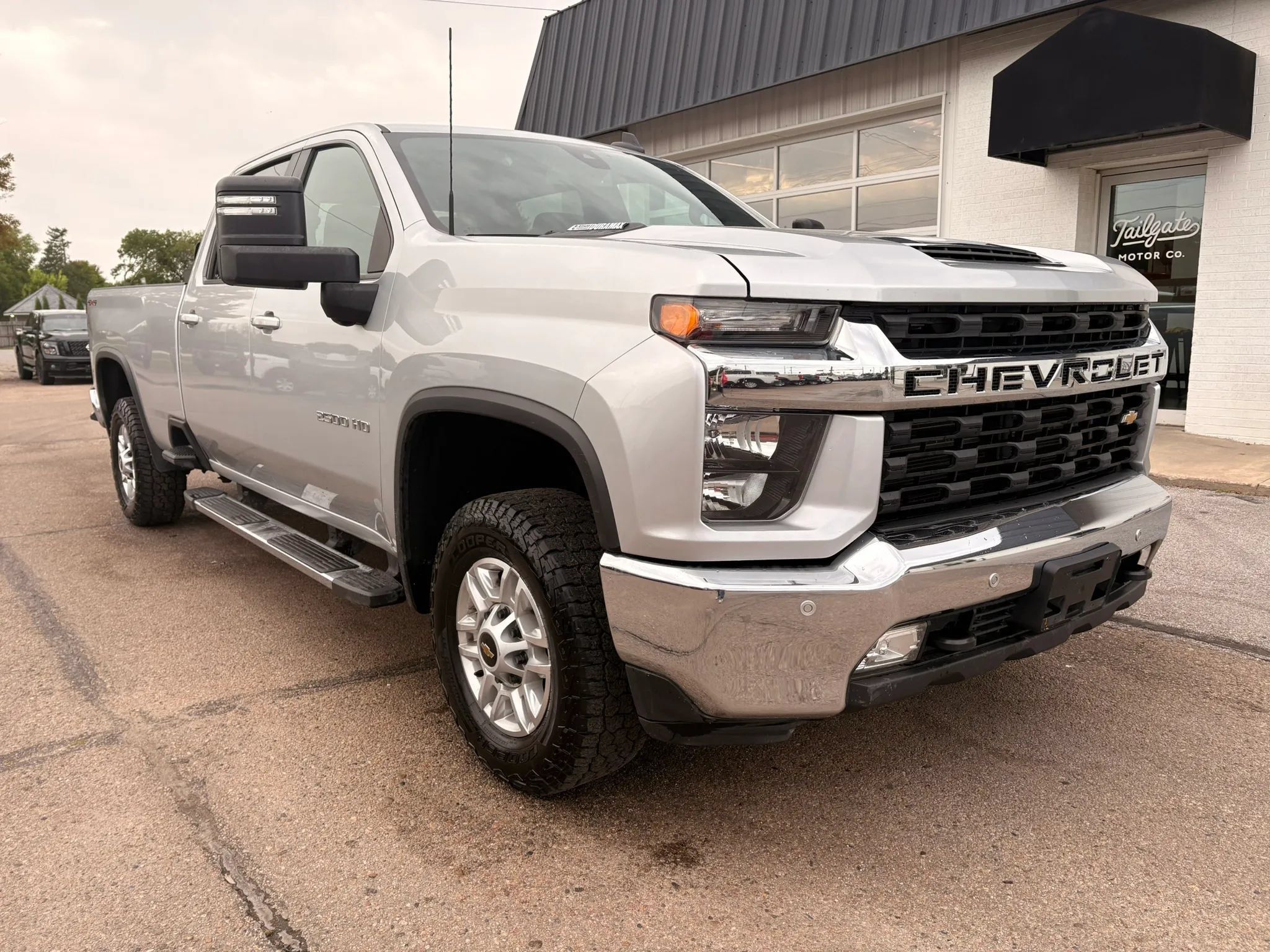 Used 2023 Chevrolet Silverado 2500 LT w/ Convenience Package AWD/4WD image 2