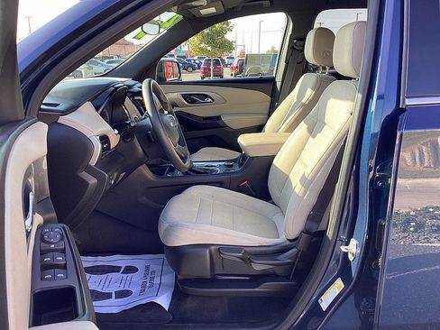 Used 2023 Chevrolet Traverse LS image 9