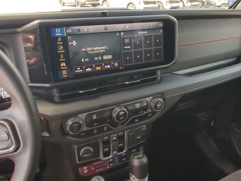 Used 2024 Jeep Wrangler Unlimited Rubicon image 21