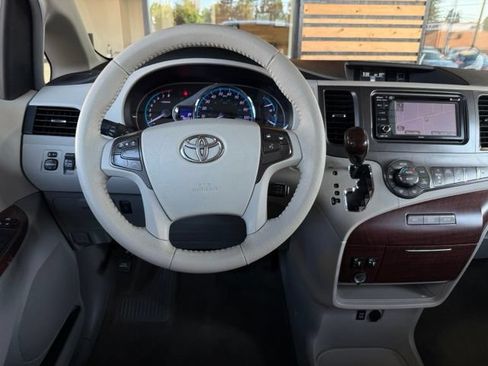 Used 2014 Toyota Sienna XLE FWD image 15