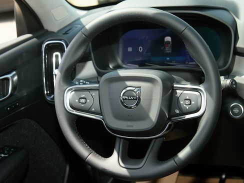 New 2026 Volvo XC40 B5 Plus w/ Protection Package Premier image 20