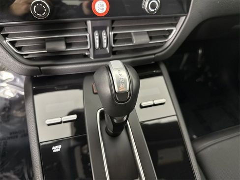 Certified 2025 Porsche Macan image 33