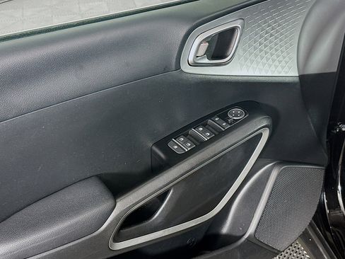 Used 2025 Kia Soul LX w/ LX Technology Package FWD image 15