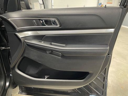 Used 2017 Ford Explorer XLT w/ Equipment Group 202A AWD/4WD image 30