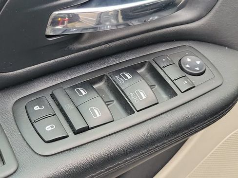 Used 2015 Dodge Grand Caravan SXT w/ UConnect Hands-Free Group FWD image 19