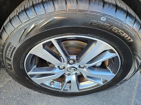 Used 2017 Toyota RAV4 XLE AWD/4WD image 28