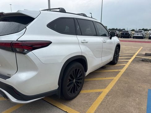 Used 2024 Toyota Highlander XSE FWD image 3