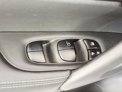 Used 2017 Nissan Rogue S FWD image 12