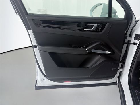 Certified 2022 Porsche Cayenne Turbo image 6