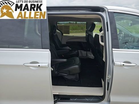 Used 2024 Chrysler Pacifica Touring-L FWD image 27