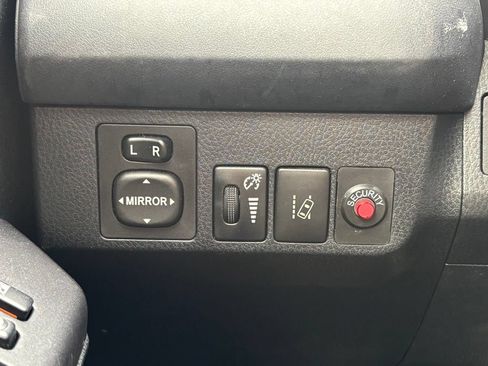 Used 2018 Toyota RAV4 LE FWD image 13