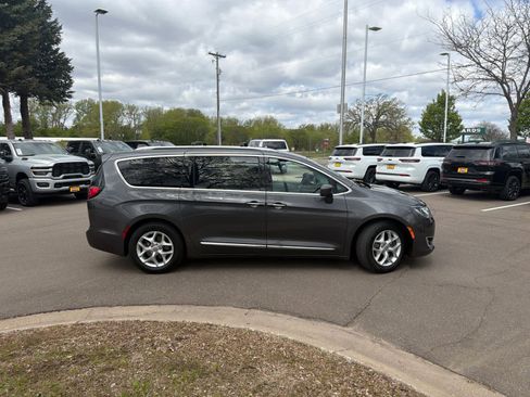 Used 2017 Chrysler Pacifica Touring-L Plus w/ Advanced Safetytec Group FWD image 4