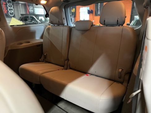 Used 2015 Toyota Sienna XLE FWD image 17