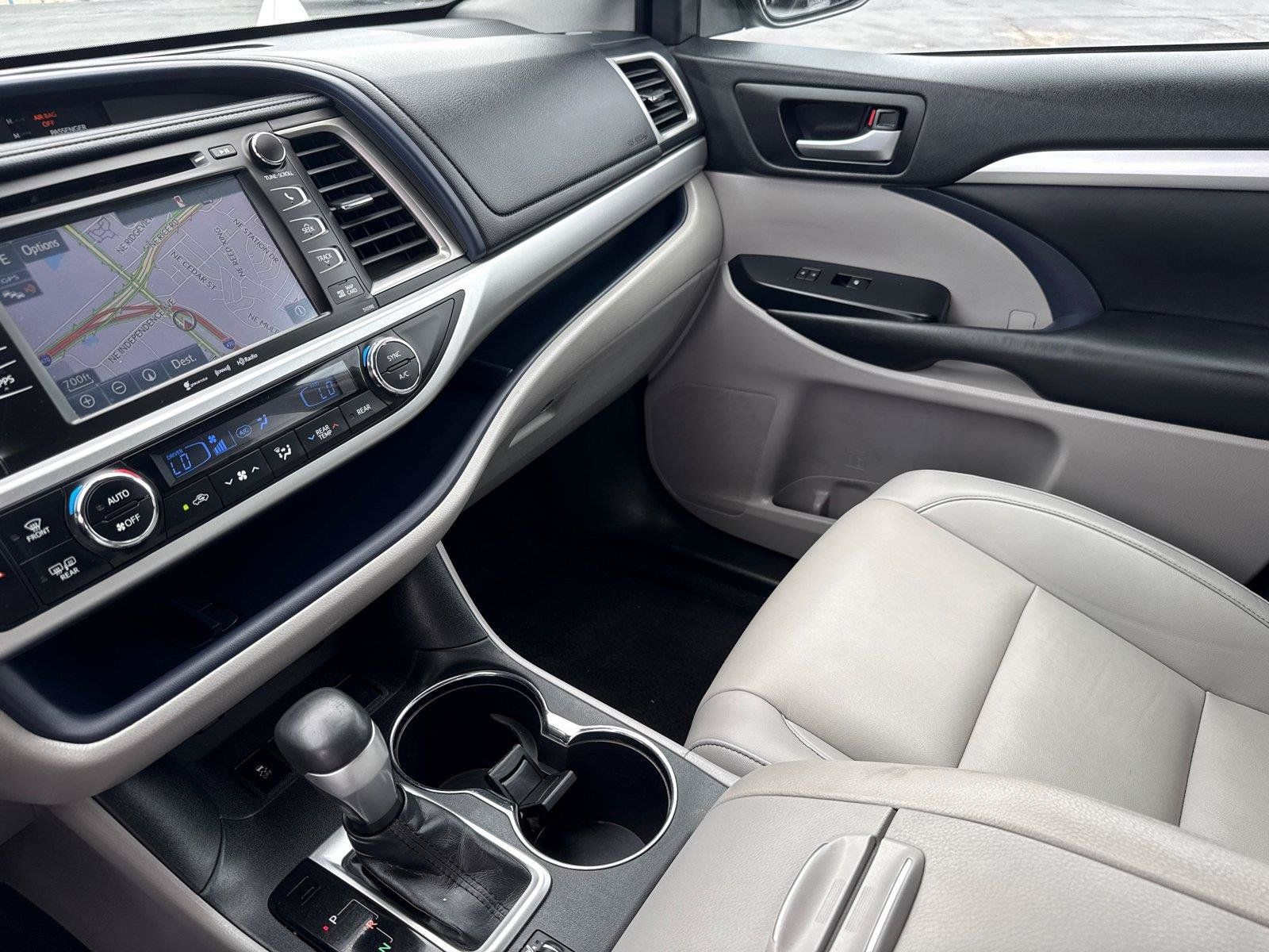 Used 2019 Toyota Highlander XLE AWD/4WD image 24