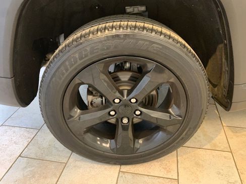 Used 2023 Jeep Grand Cherokee Altitude image 10