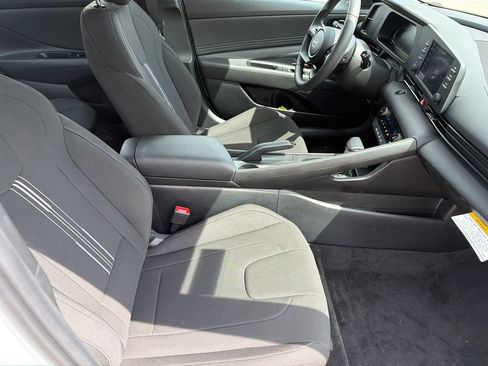 Certified 2025 Hyundai Elantra Sport FWD image 13
