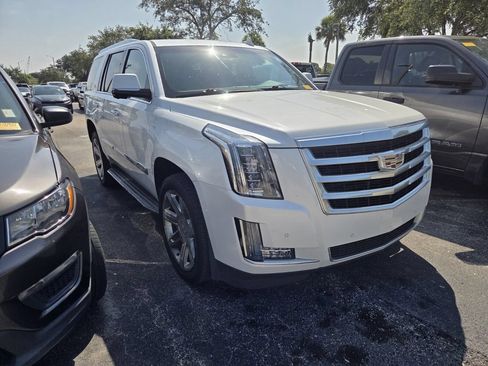 Used 2016 Cadillac Escalade Luxury RWD image 2