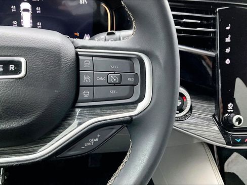 Used 2022 Jeep Wagoneer Series III AWD/4WD image 30
