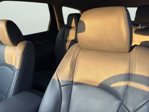 Used 2019 Buick Enclave Essence FWD image 7