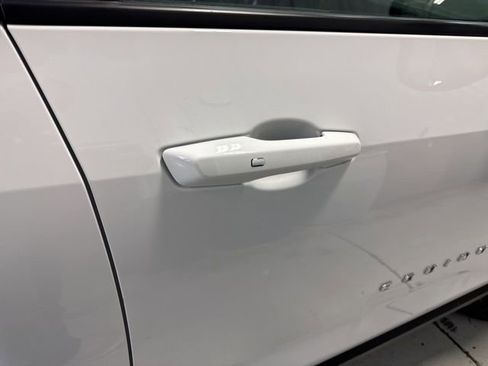 Used 2025 Chevrolet Equinox LT FWD image 14