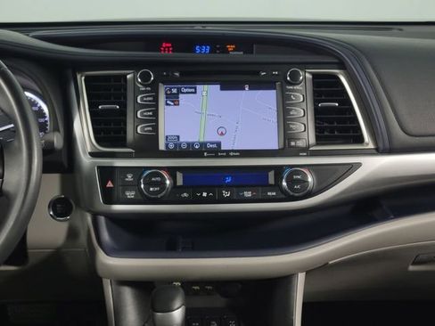 Used 2019 Toyota Highlander XLE AWD/4WD image 26