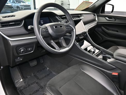 Used 2024 Jeep Grand Cherokee Altitude image 10