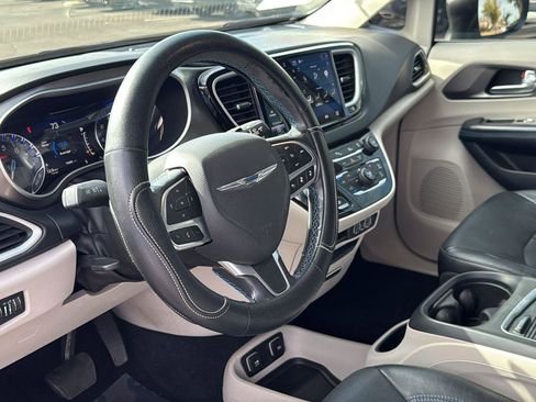 Used 2021 Chrysler Pacifica Touring-L image 19