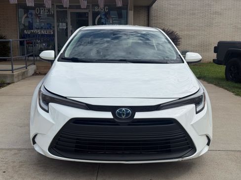 Used 2024 Toyota Corolla LE FWD image 2