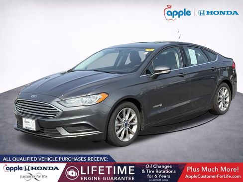 Used 2017 Ford Fusion SE FWD image 3