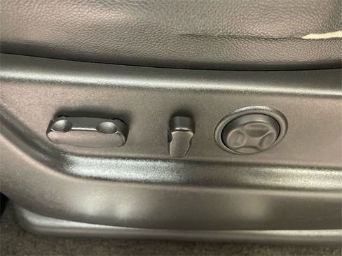 Used 2011 Chevrolet Avalanche LTZ image 12