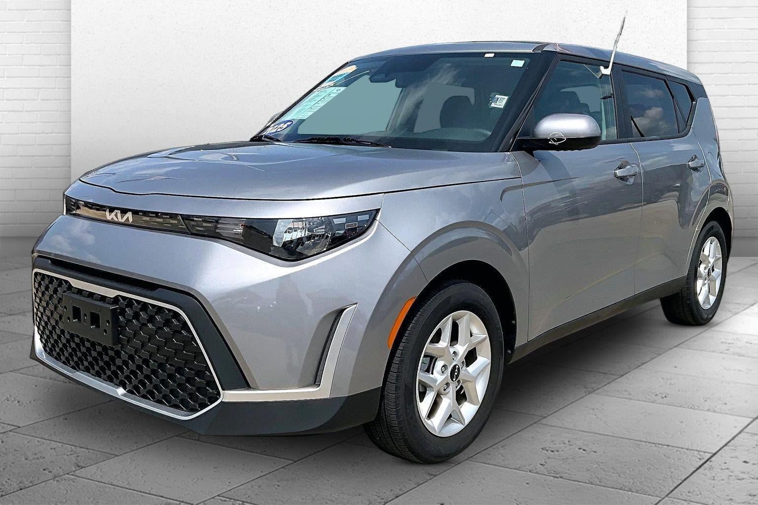 Used 2025 Kia Soul LX w/ LX Technology Package FWD image 3