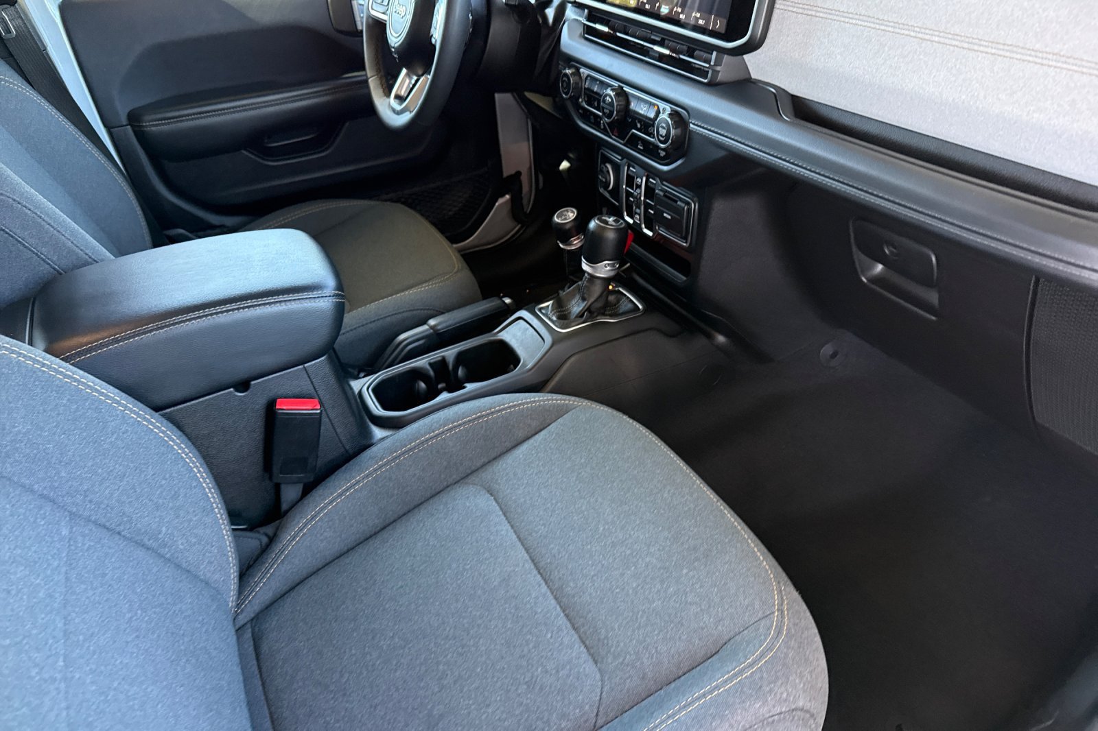Used 2024 Jeep Wrangler Unlimited Sahara AWD/4WD image 25