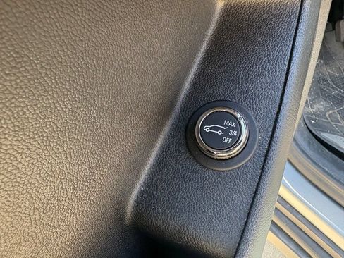 Used 2023 Chevrolet Traverse LT FWD image 12