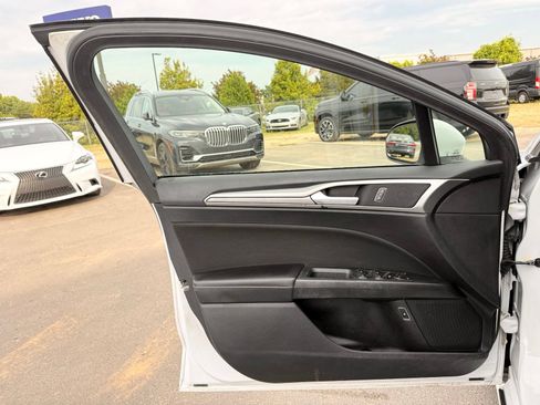 Used 2019 Ford Fusion SE FWD image 12