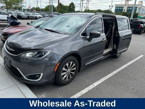 Used 2017 Chrysler Pacifica Touring-L FWD image 1
