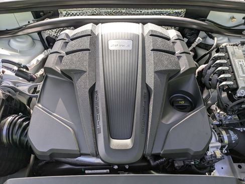 Certified 2025 Porsche Macan S AWD/4WD image 35