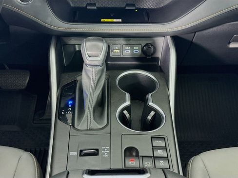 Used 2023 Toyota Highlander Bronze Edition image 38
