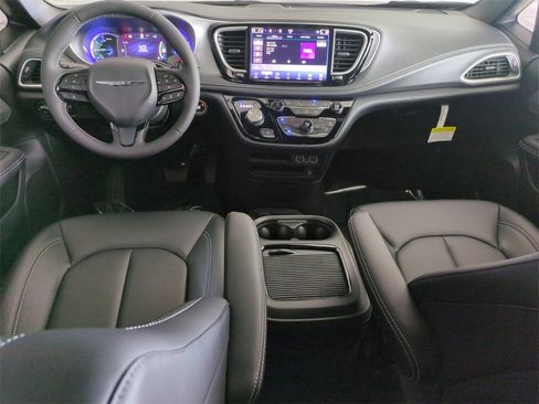 New 2024 Chrysler Pacifica Select w/ Uconnect Theater Family Group image 16