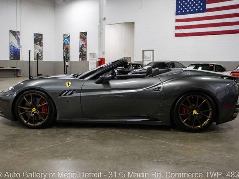 Used 2010 Ferrari California RWD image 4