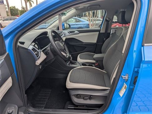 Certified 2025 Volkswagen Taos SE w/ Black Wheel Package image 10
