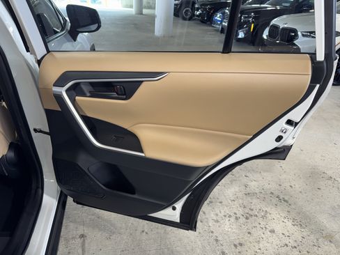 Used 2019 Toyota RAV4 LE FWD image 11