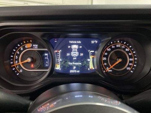 Used 2025 Jeep Wrangler Sahara image 27