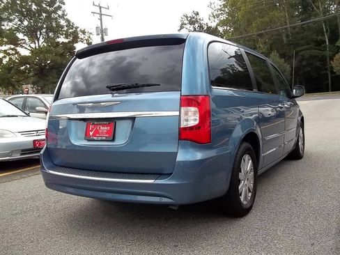 Used 2012 Chrysler Town & Country Touring-L w/ Entertainment Group #2 FWD image 4