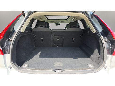 Used 2025 Volvo XC60 B5 Plus AWD/4WD image 15