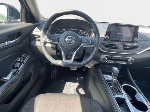 Used 2023 Nissan Altima 2.5 SV FWD image 12
