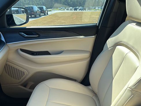 New 2025 Jeep Grand Cherokee Limited w/ Black Appearance Package image 22