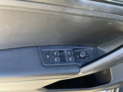 Used 2018 Volkswagen Tiguan SE image 8